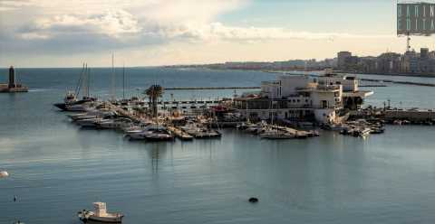 La storia del Barion, il circolo nautico ospitato in una "nave" adagiata sul mare di Bari